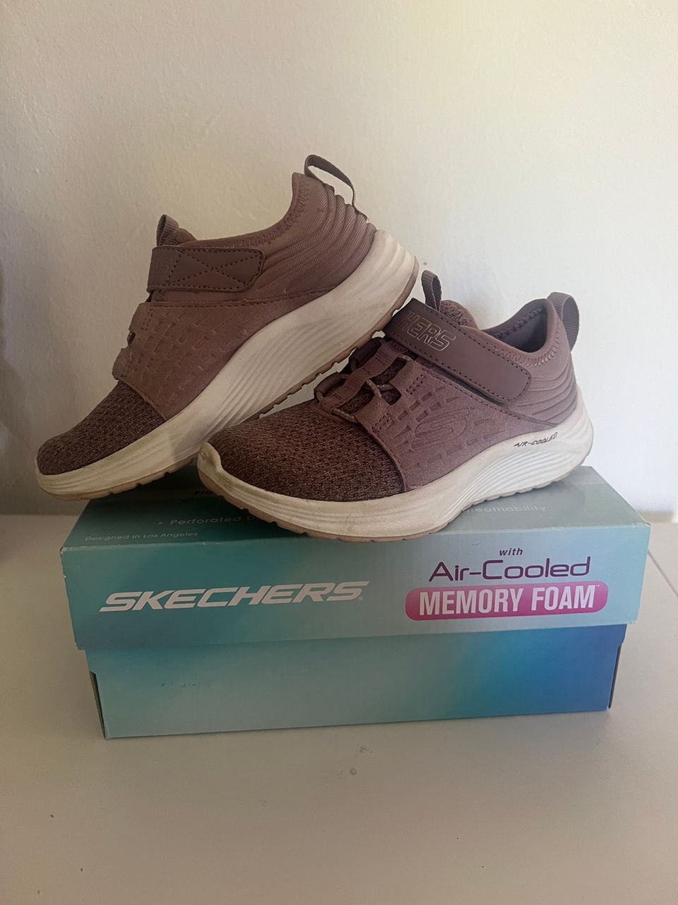 Uudenveroiset Skechers Memory Foam Air Cooled lenkkarit