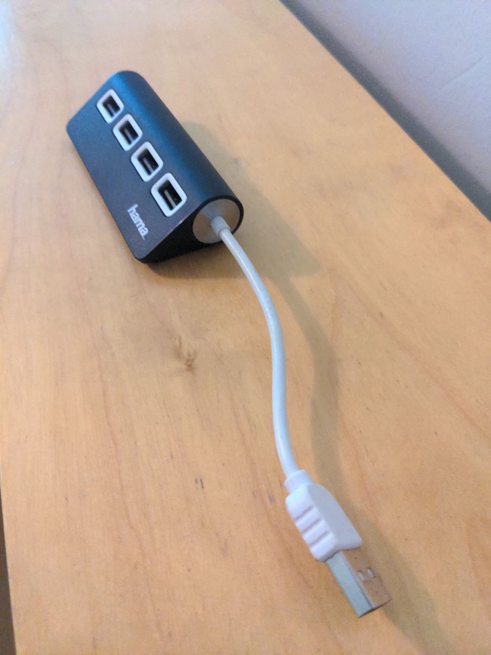 Myydään USB-hubi