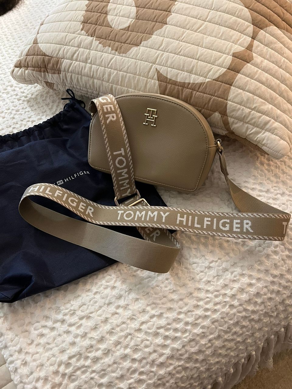 Tommy Hilfiger crossbody laukku