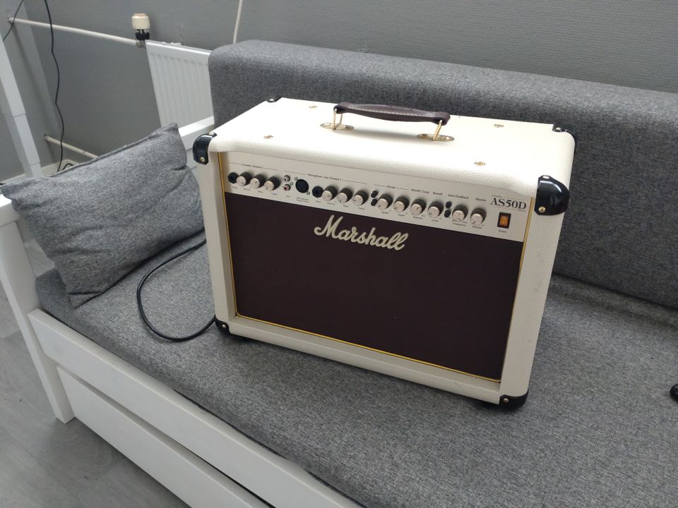 Marshall AC50D white limited edition kitaravahvistin