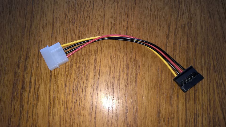 4-pin MOLEX -> SATA adapterijohto