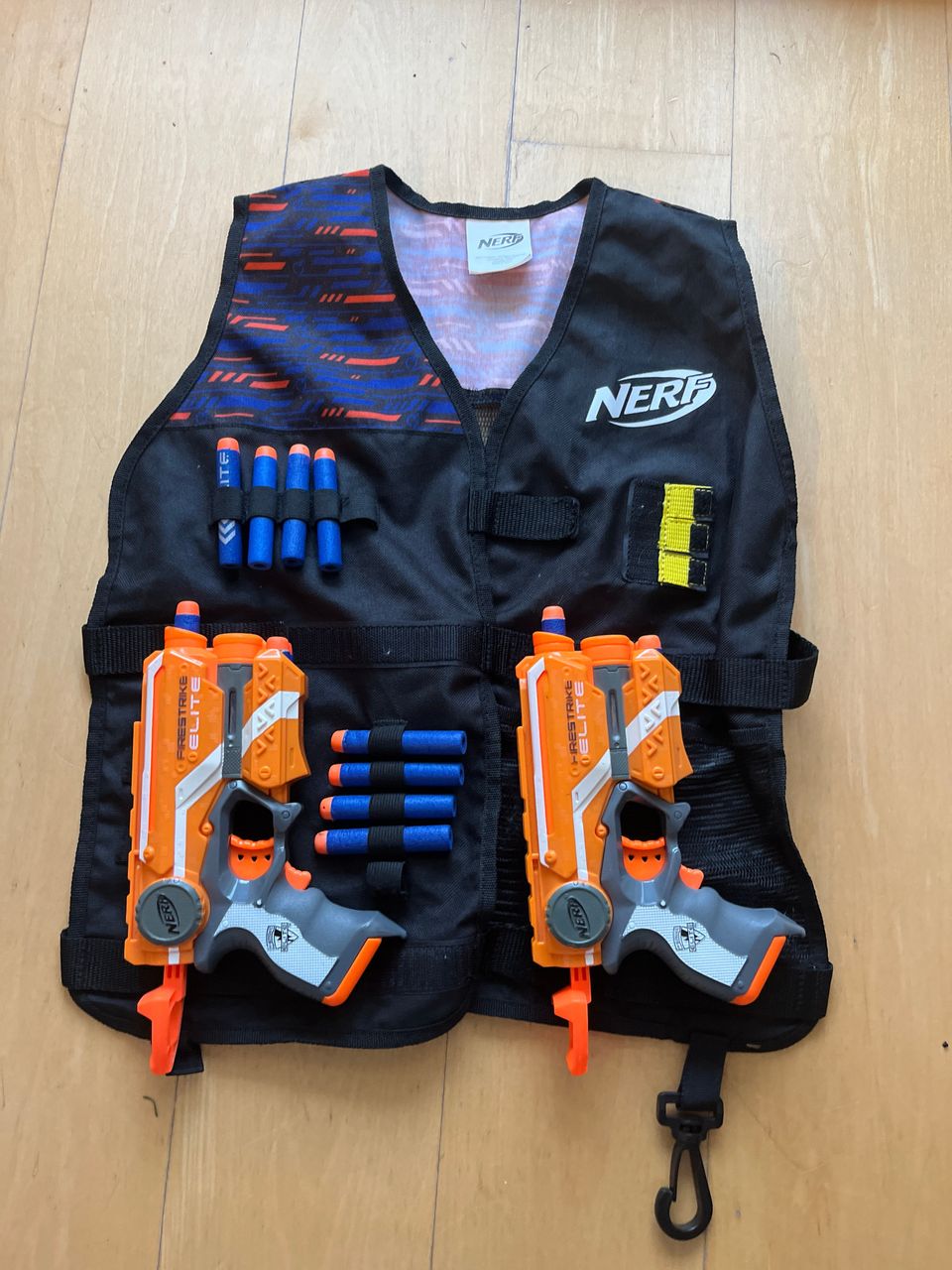 Nerf luotiliivi, kahden Nerf Firestrike pistoolin ja neljäntoista luodin kanssa