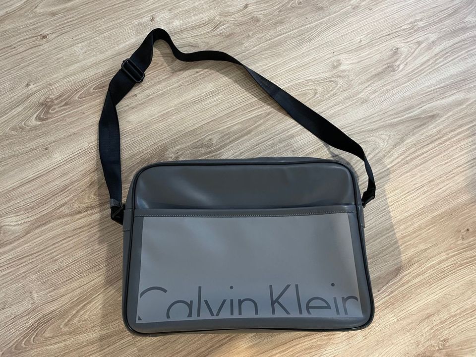 Calvin Klein olkalaukku