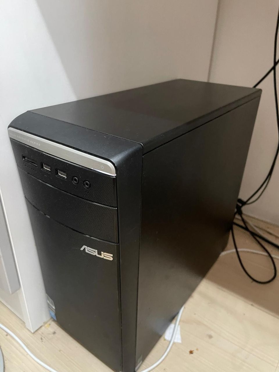 ASUS pelitietokone + 23,8" BenQ näyttö + Gamdias näppäimistö ja hiiri