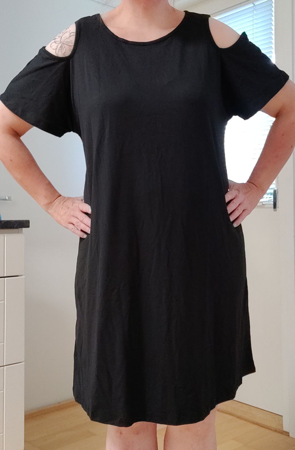 Musta off-shoulder mekko, koko 46, uusi