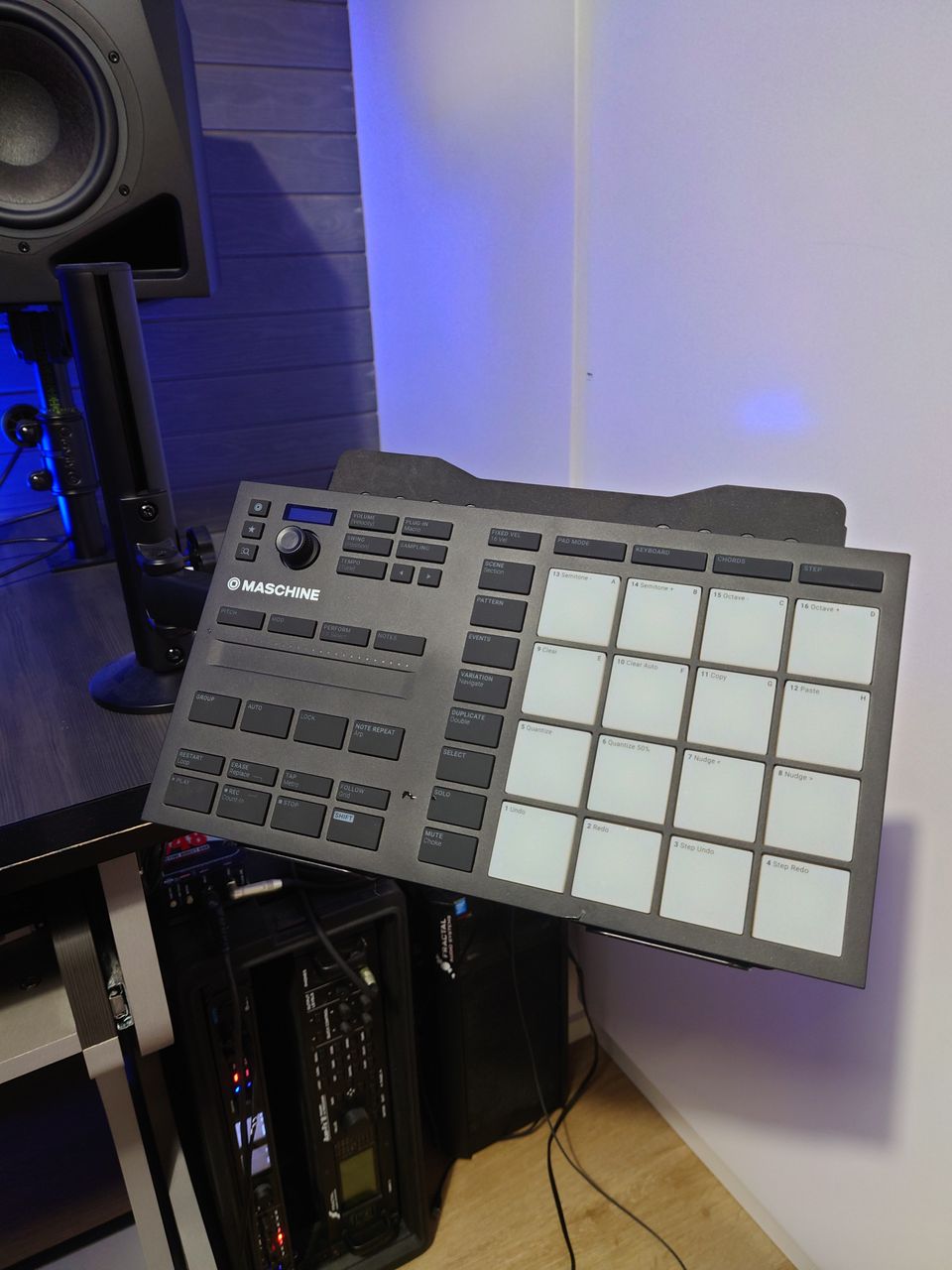 Native Instruments Mikro MK.3 ja jalusta