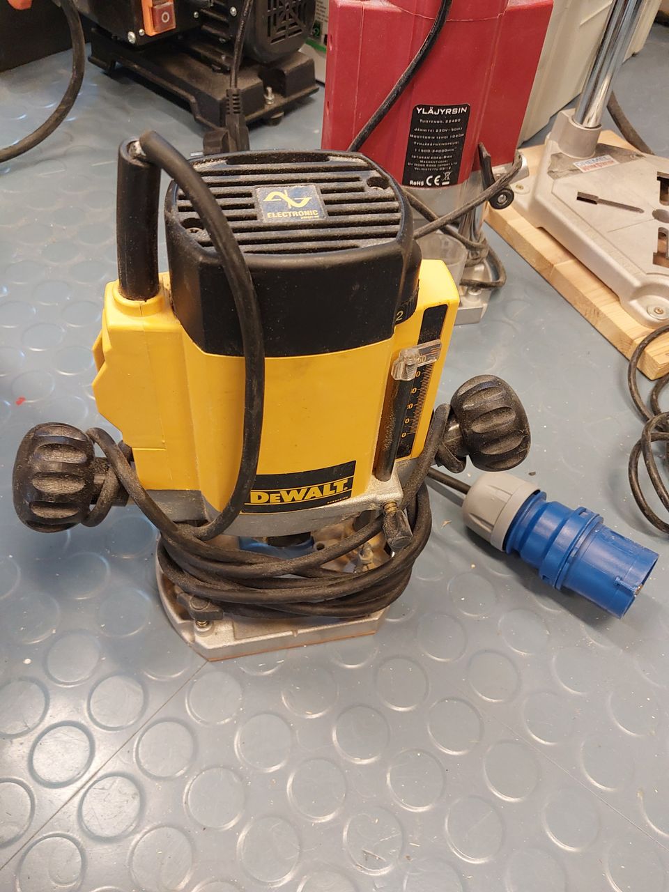 Dewalt dw615 jyrsin