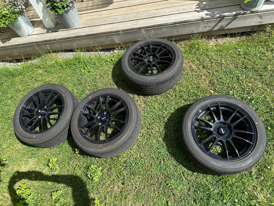 Myydään Calibre Suzuka 17" vanteet erinomaisilla Yokohama Advan dB renkailla.