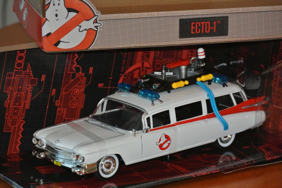 The Ghostbusters auto Haamujengi elokuva Cadillac 1959 23cm paketissa 1:24