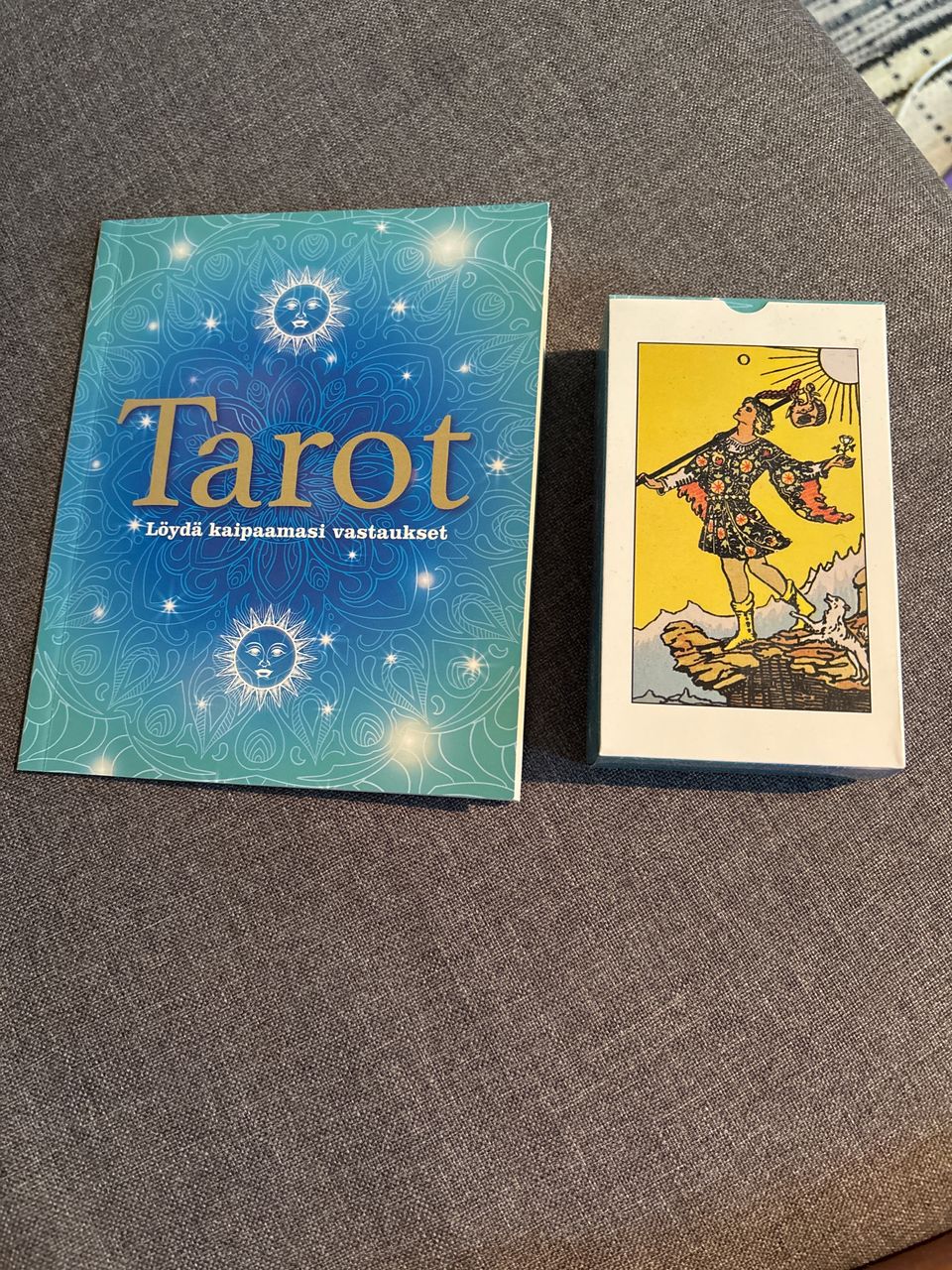 Tarot kortit ja opaskirja