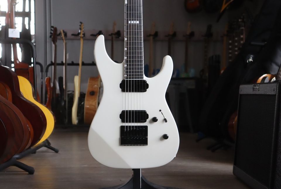 ESP E-II M-II 7B Baritone EverTune Pearl White 2024 sähkökitara