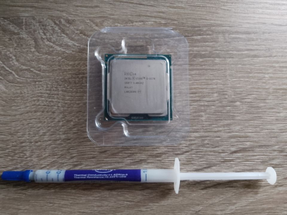 Intel Core i5-3570 -Prosessori, mukana tulee lämpötahnaa.