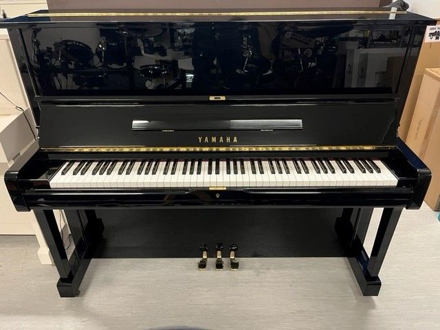 Yamaha U 1 musta kiiltävä piano käytetty