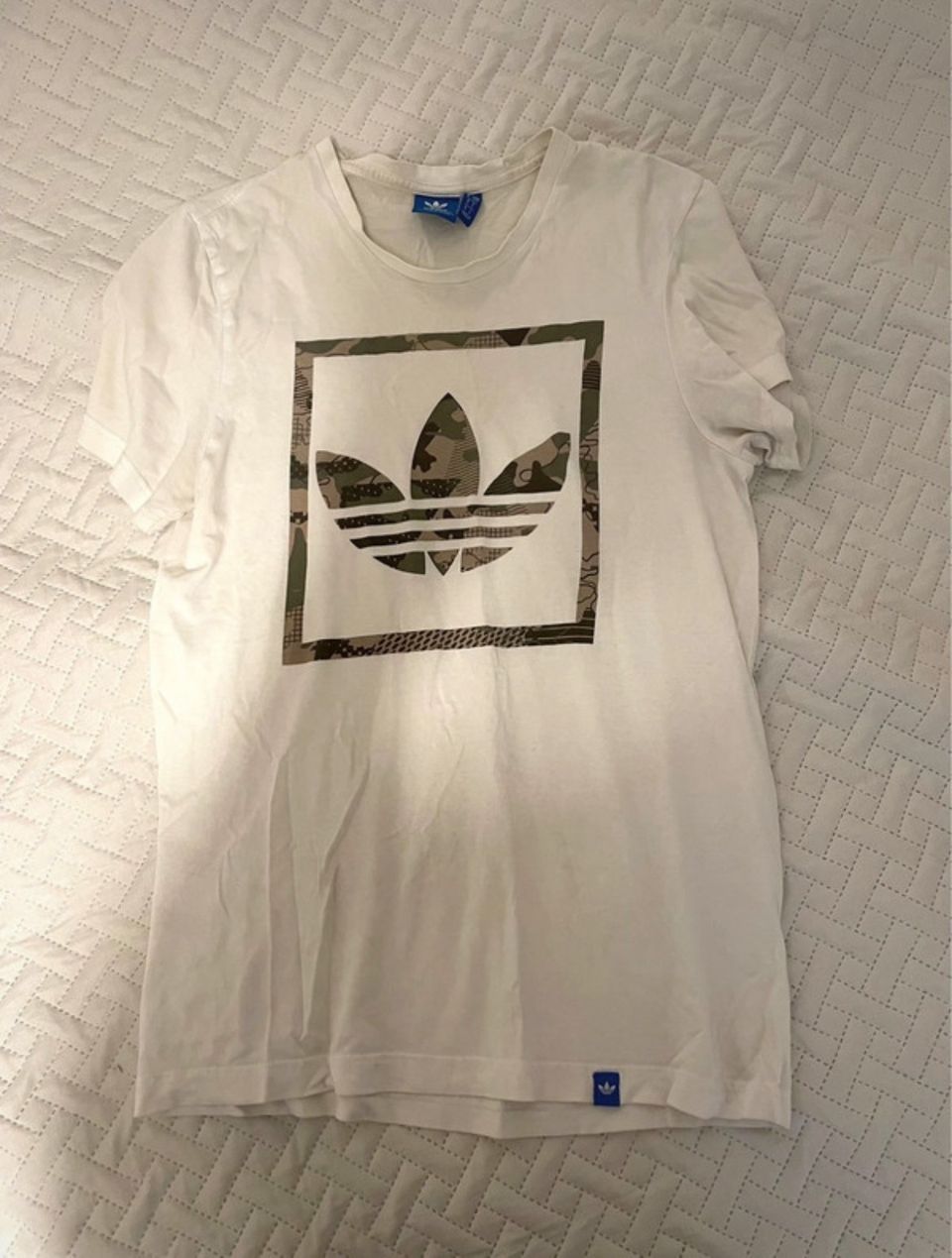 Adidas t-paita