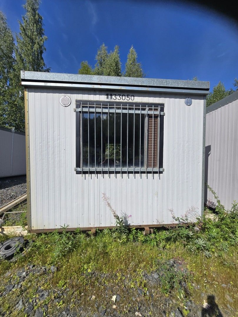 Työmaatila 7x3.3m pukukaapeilla