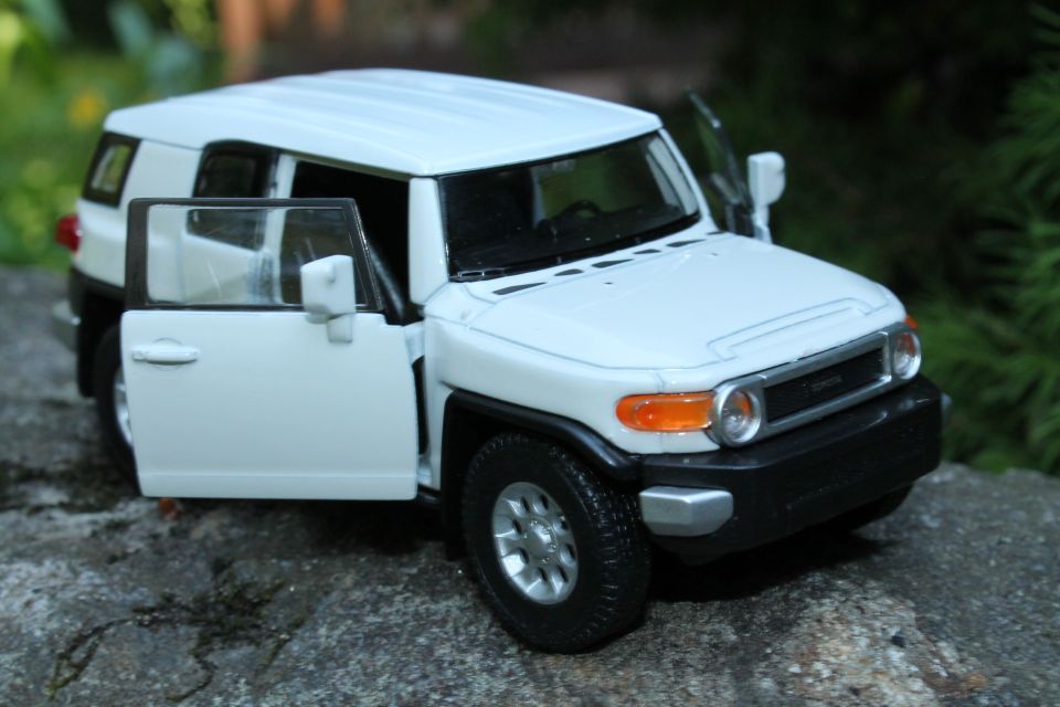 Kuin uusi paketissa 2008 12cm metallia Toyota FJ Cruiser RHD 1:34 auto