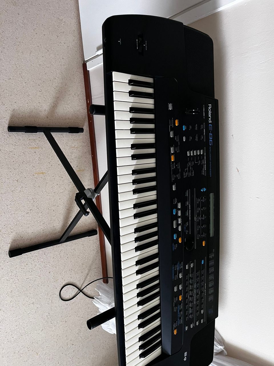 Roland E-86 kosketinsoitin