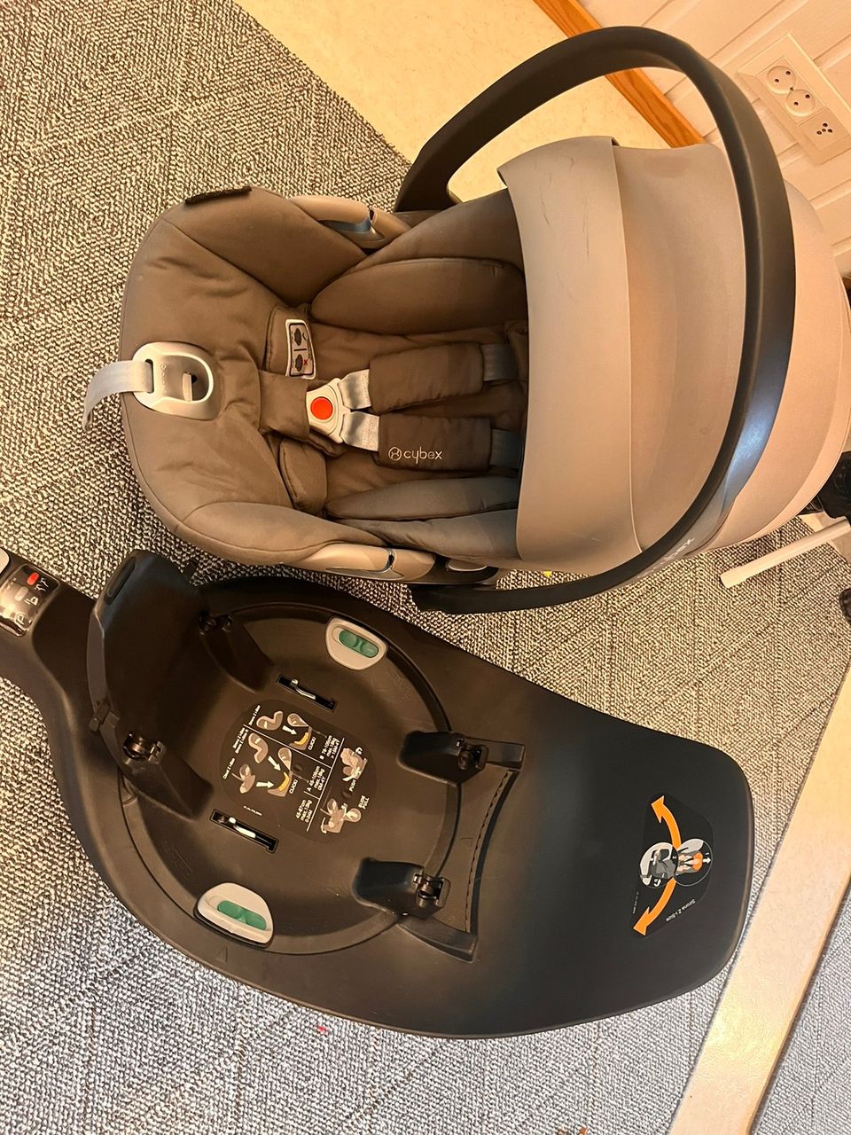 Myydään Cybex Cloud Z i-size + telakka