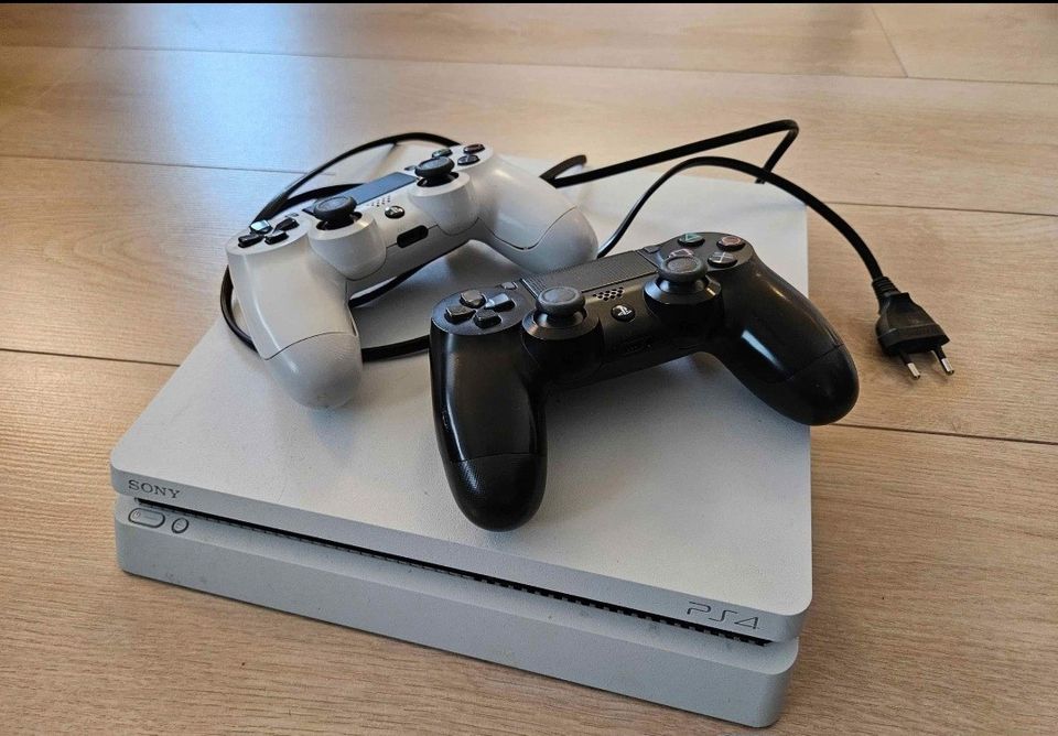 PS4 slim, kaksi ohjainta, peliä