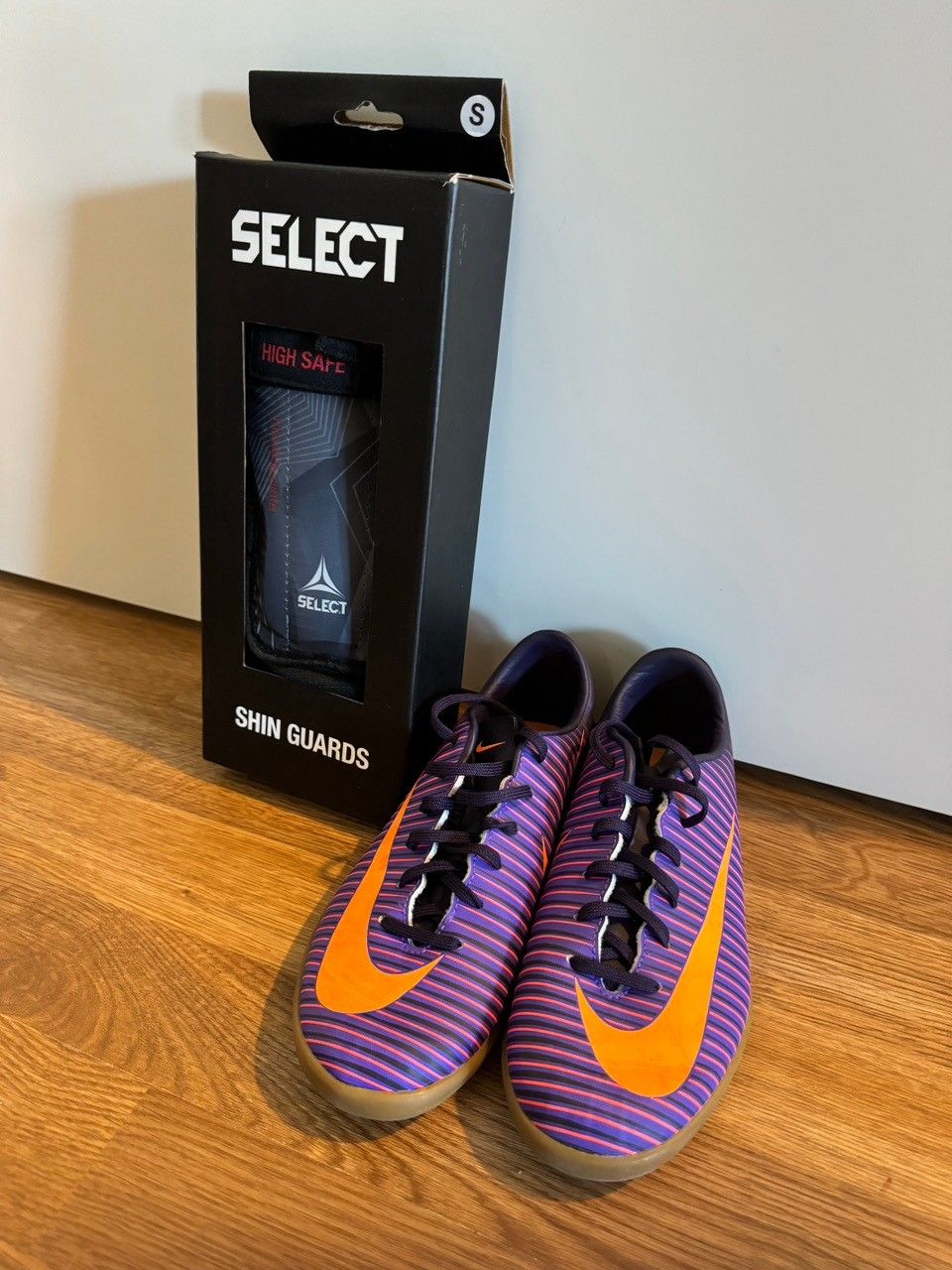 Nike Mercurial 36 sisäpelikengät ja säärisuojat