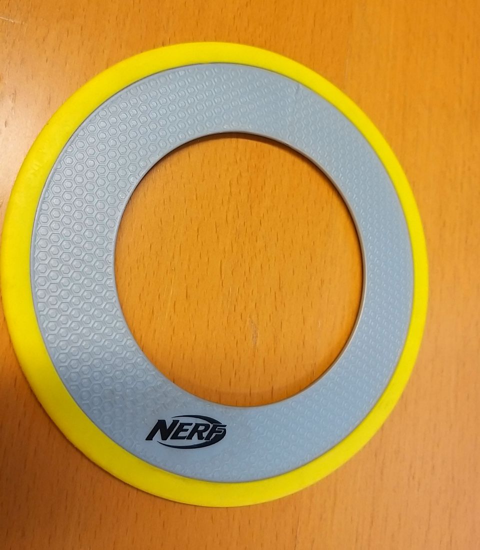 Neri koiran frisbee