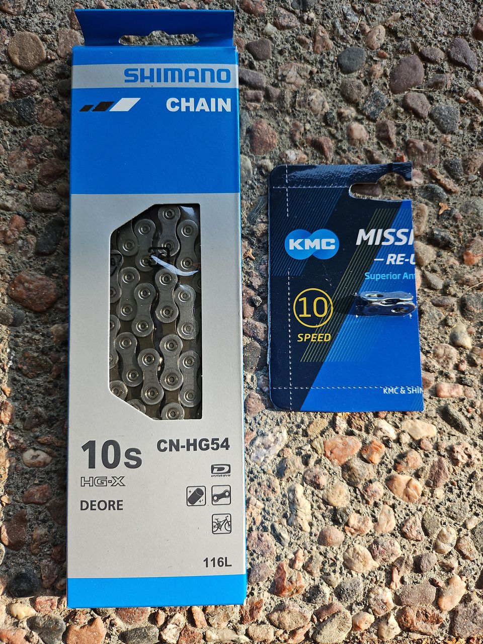 Shimano ketjut 10 vaihteiseen pyörään. CN-HG54 + KMC ketjulukko.