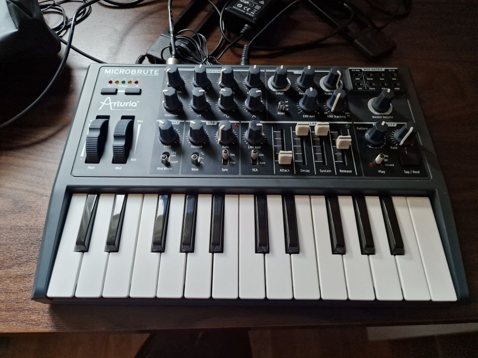 Arturia MicroBrute analoginen syna