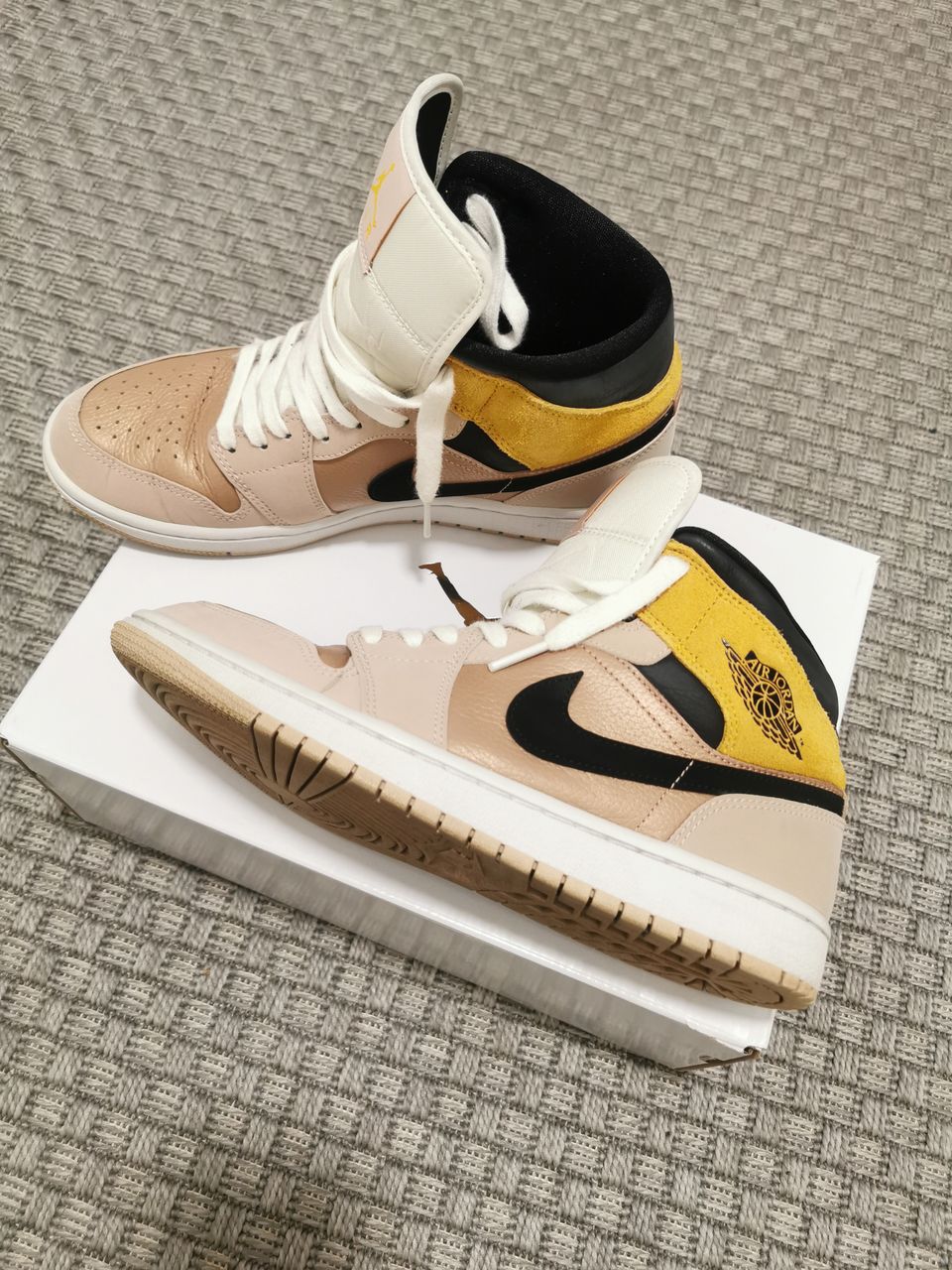 Air Jordan 1 Mid SE