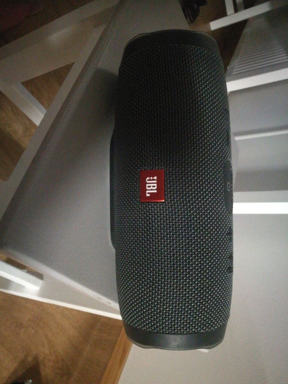 Harmaa jbl Bluetooth kaijutin