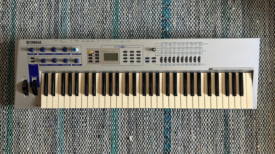 Yamaha CS2x syntetisaattori