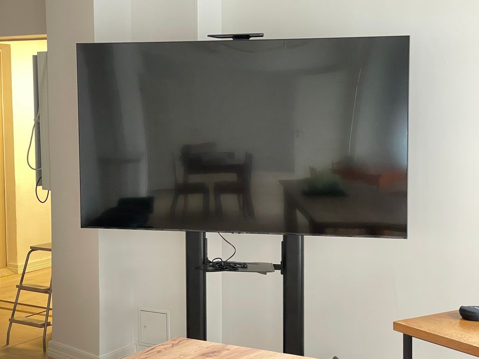 75” televisio ja säädettävä jalkateline pyörillä