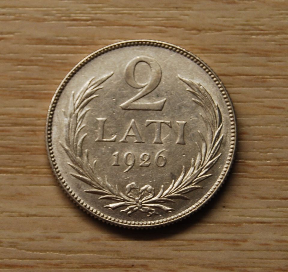 Latvia ,2 Lati 1926 Hopeaa