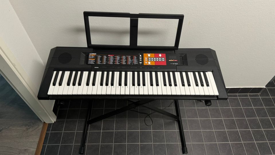 Yamaha PSR-F51 sähköurku ja jalusta