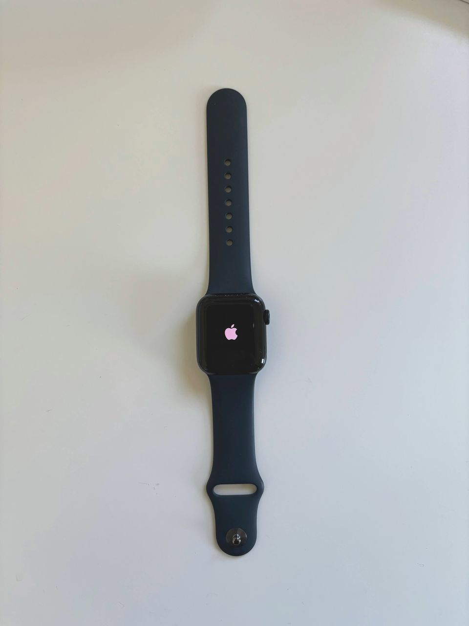 Apple Watch SE 2nd Gen 40 mm GPS (keskiyöns. alu./kesk. Sport-ranneke)