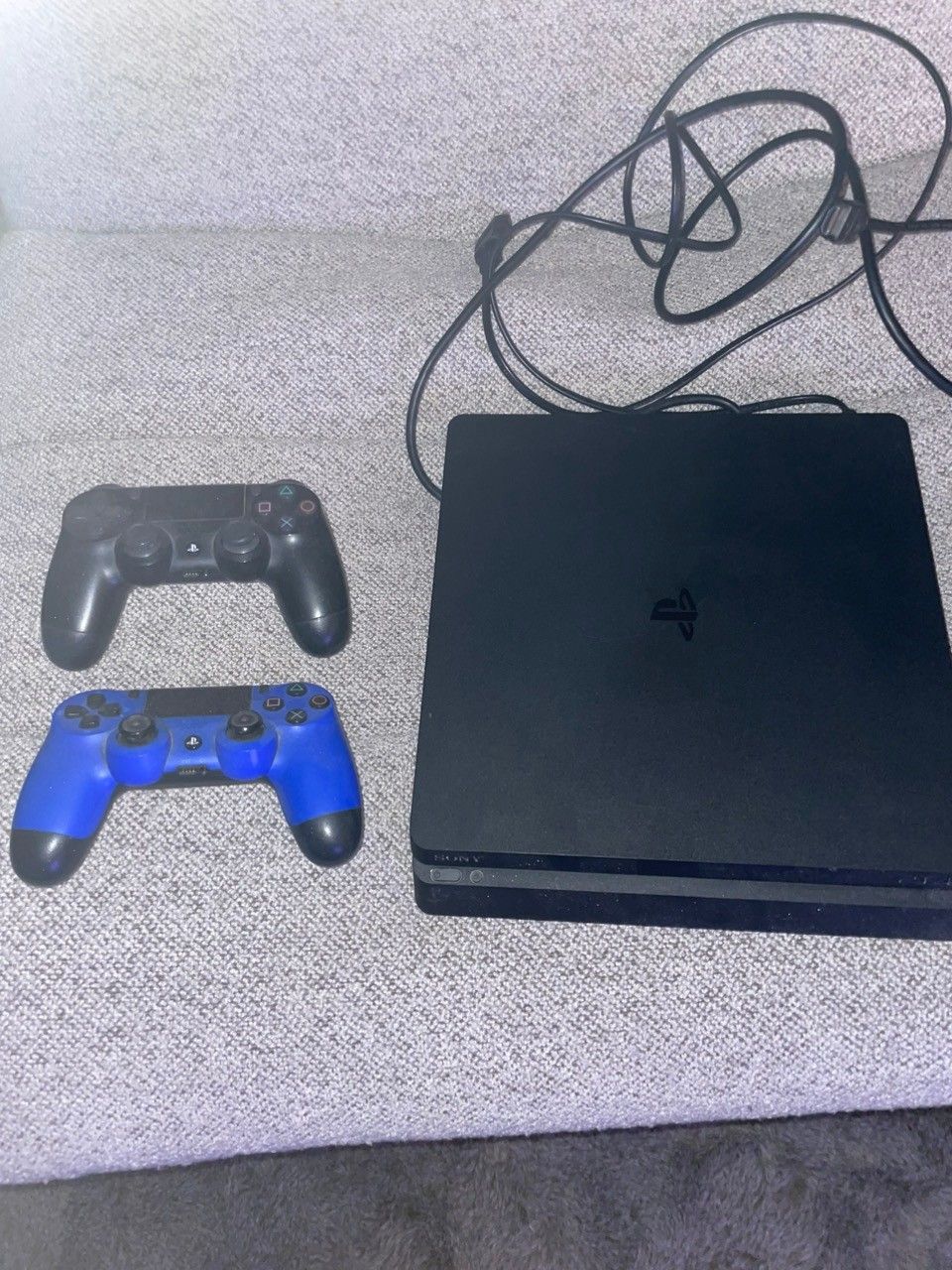 Playstation 4 + 2 ohjainta