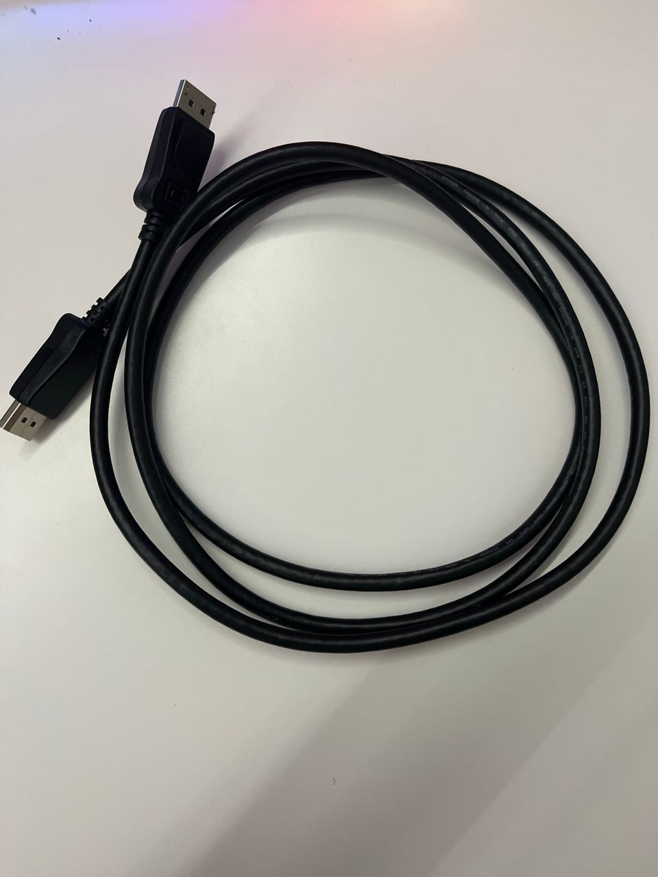 Käyttämätön DisplayPort-kaapeli