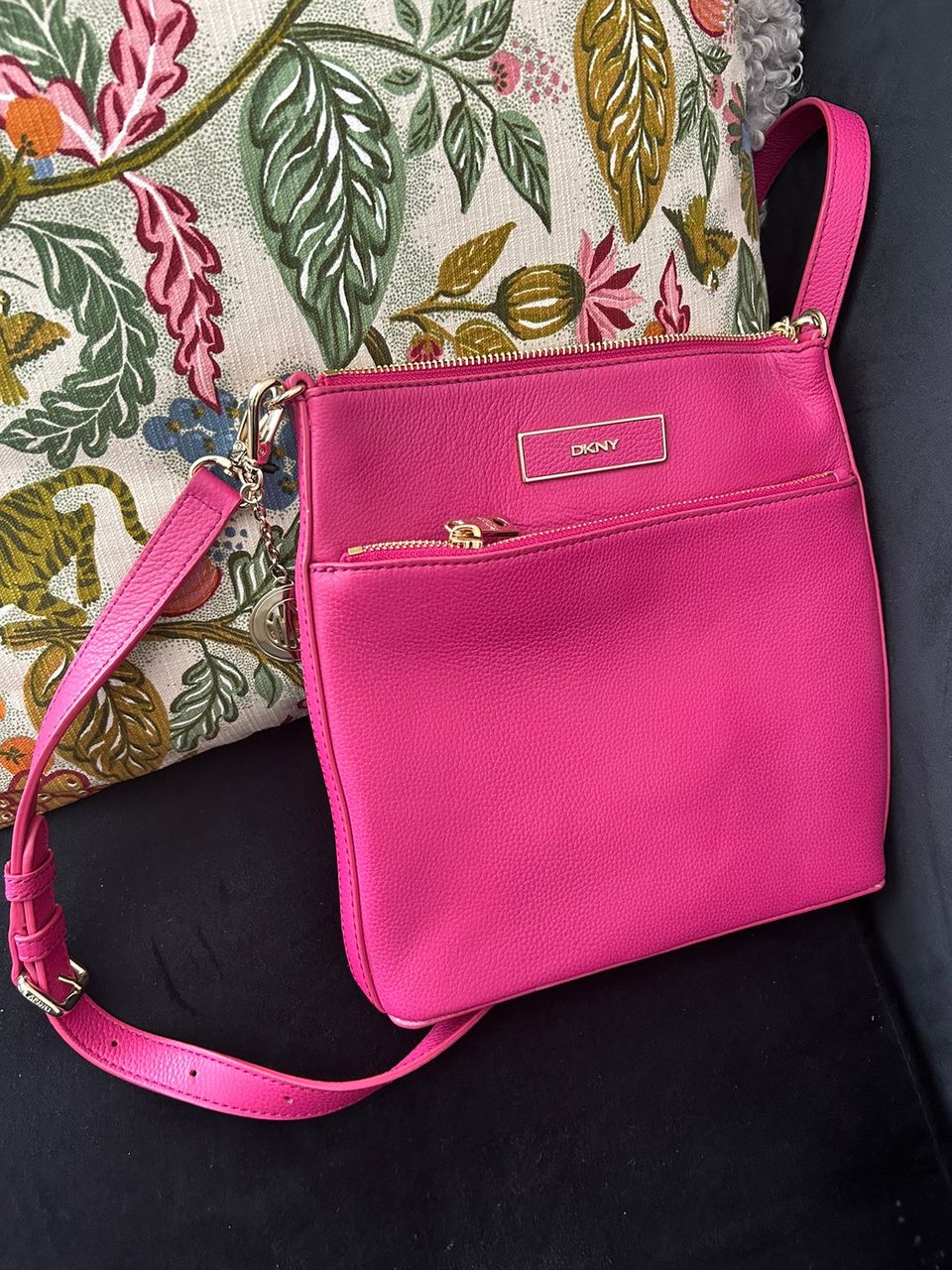 Myyyävänä kuin uusi pinkki DKNY crossbody laukku