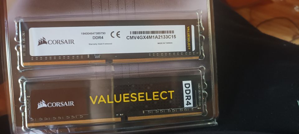 CORSAIR DDR4 2x4GB muisti