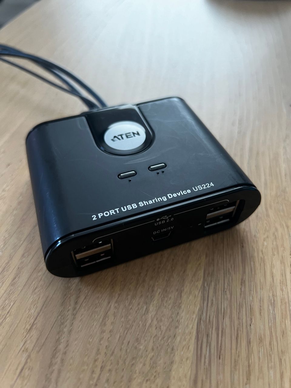 USB kytkin 4 tuloa ja 2 lähtöä