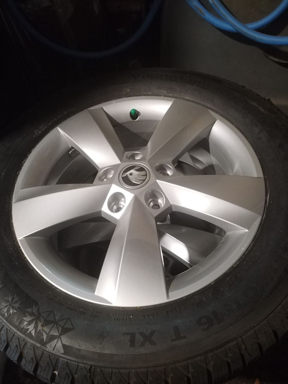 Skoda kamiq 16" oem ja continental Viking Contact 7 kitkat