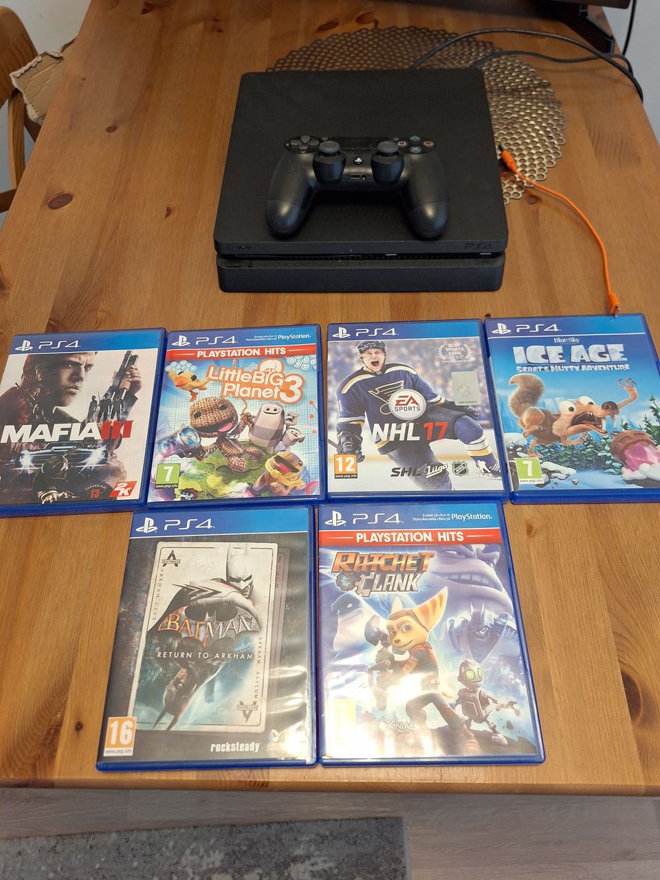 Ps 4 lähes uusi, muutaman kerran käytetty, ohjain +6 peliä