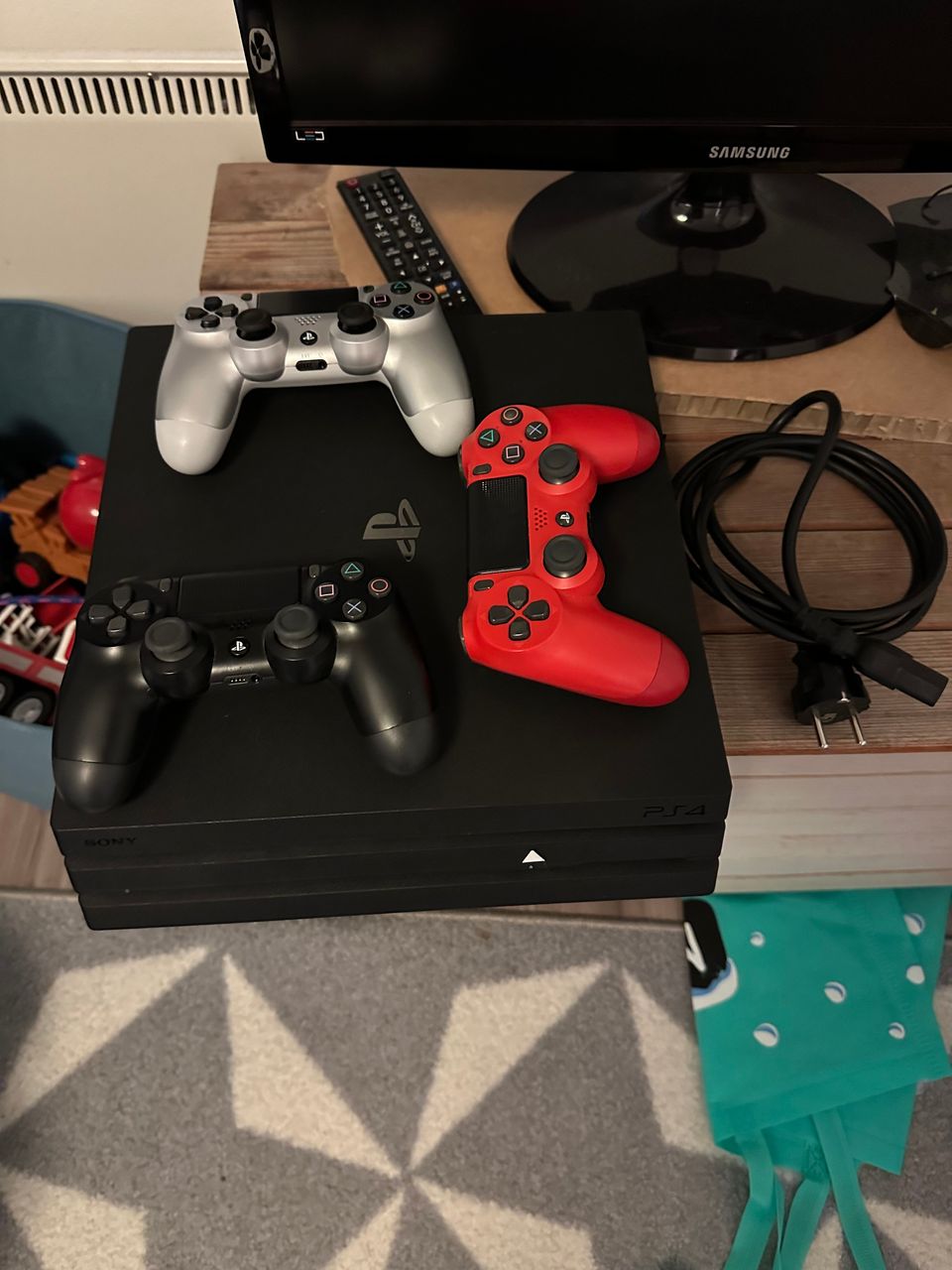 Ps4 pro + 3 ohjainta + kasa pelejä