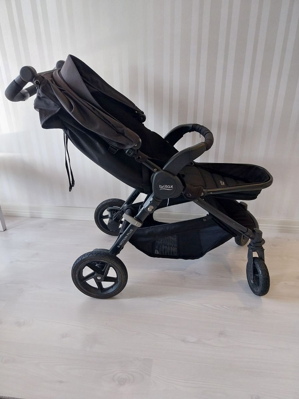 Britax b motion plus rattaat lisätarvikkeilla