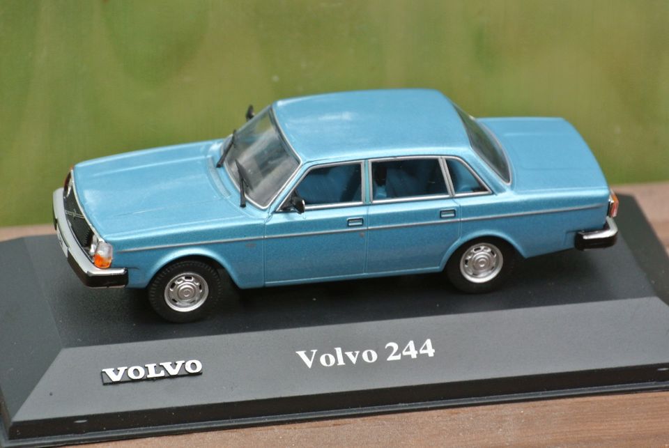 Pienoismalli Volvo 244 1975 paketissa 1:43 metallinen keräilyauto 1/43