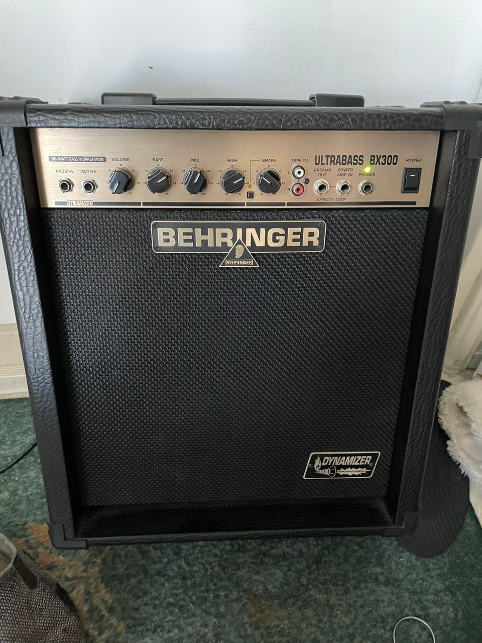 Behringer Ultrabass BX300 bassokombo