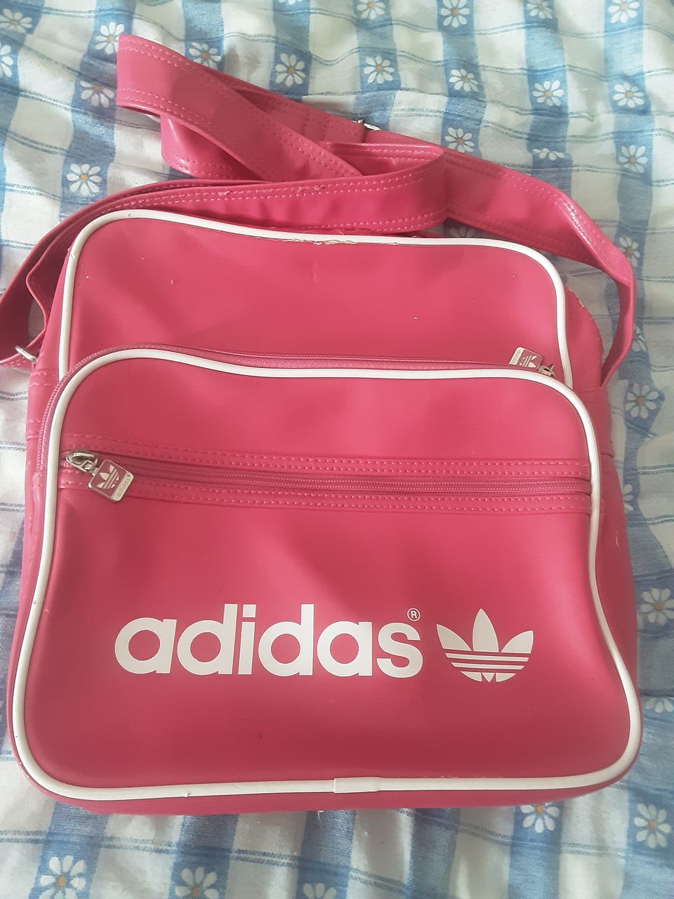 Adidas olkalaukku