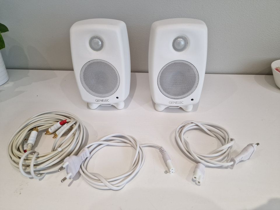 Genelec G one pari johtoineen