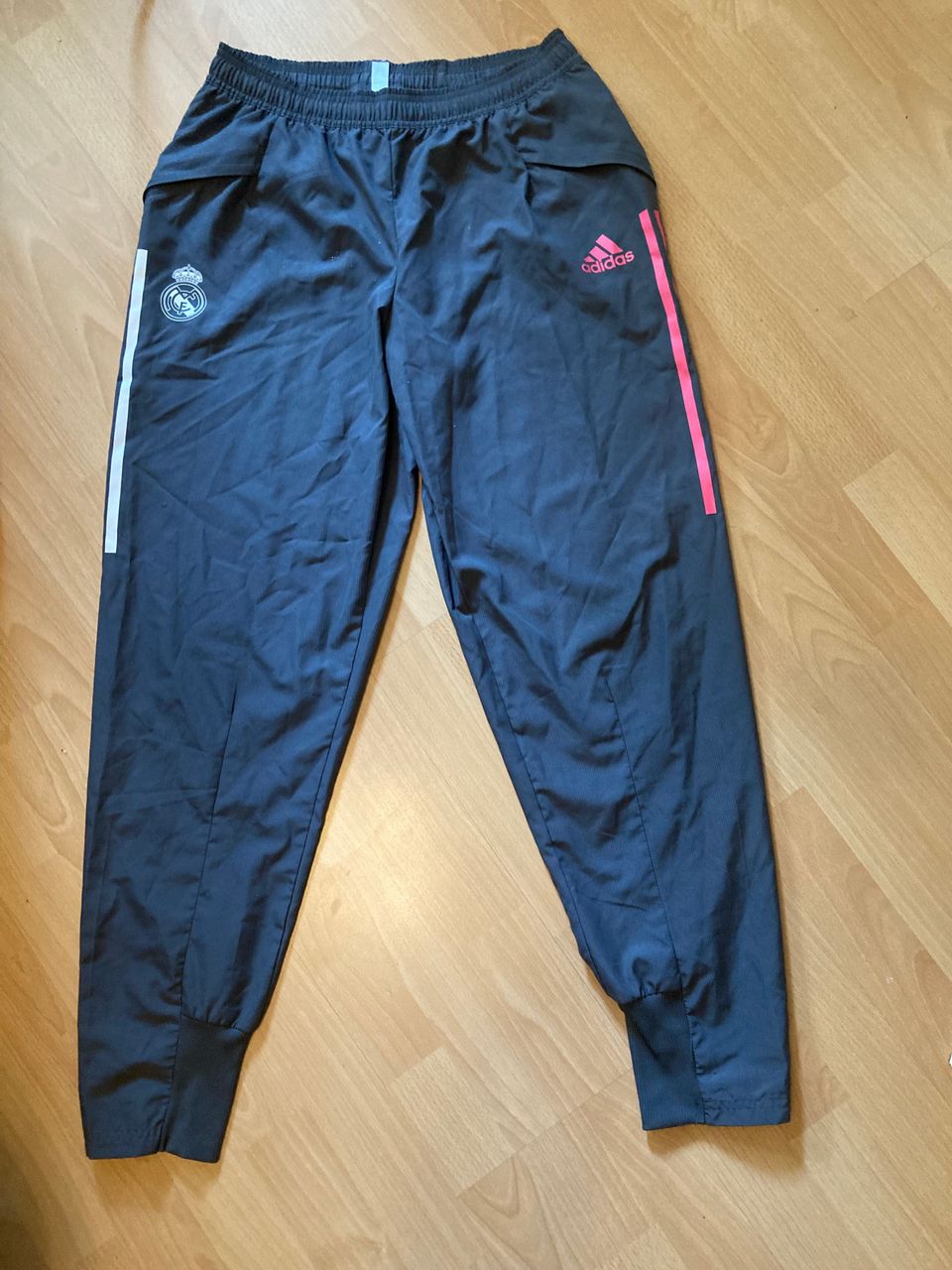 Adidas ulkoiluhousut