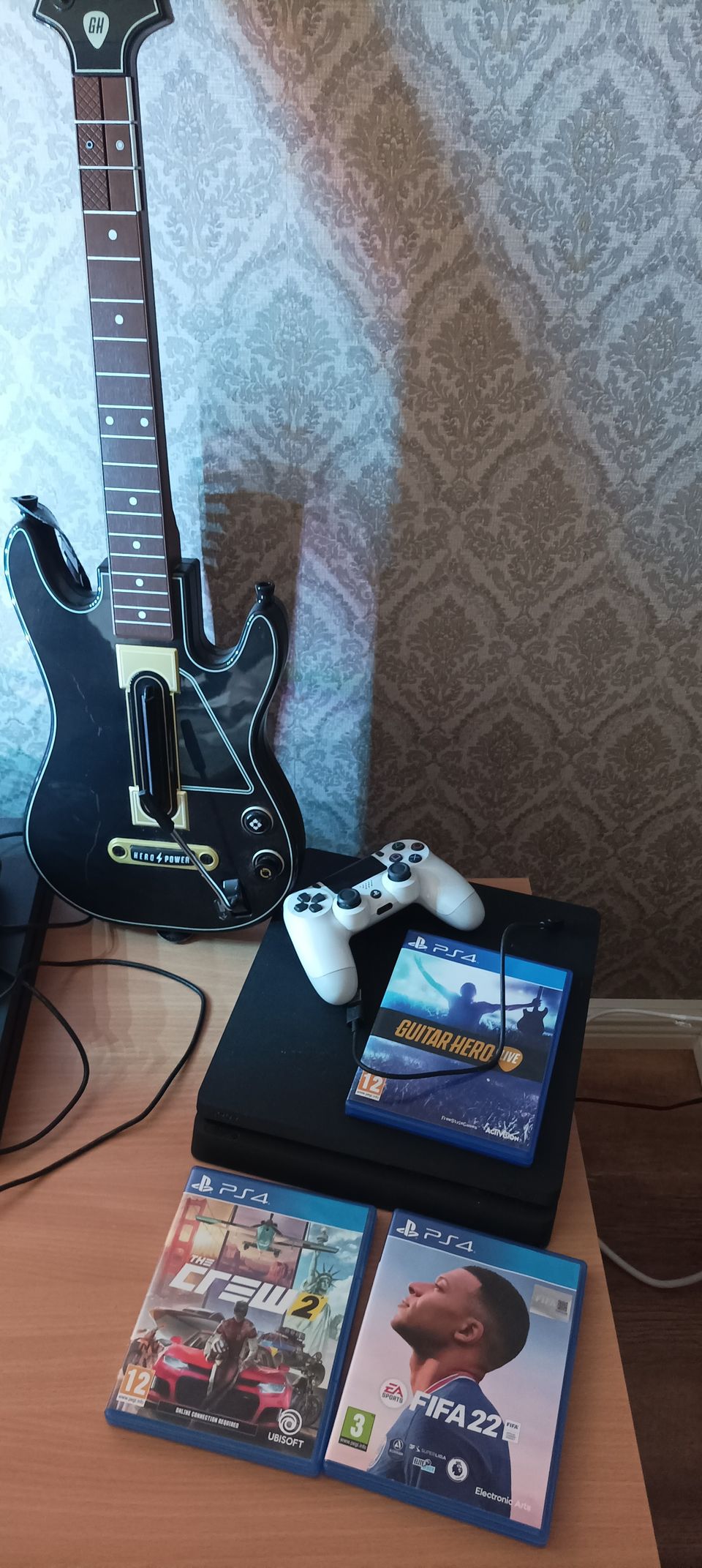 Playstation 4 slim ja Guitarhero