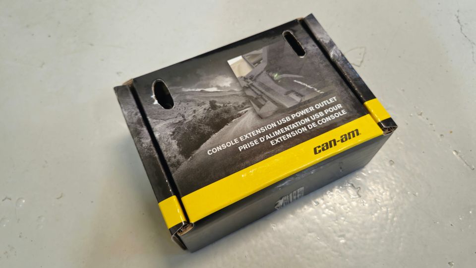 Can-Am/BRP -USB-virtapistoke (konsolinjatkeeseen)